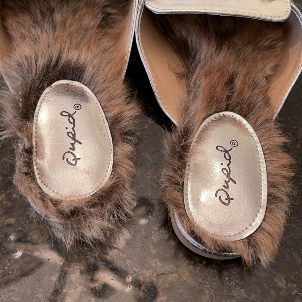 Qupid 7.5 Faux Fur Silver Metallic Slides - Picture 6 of 8